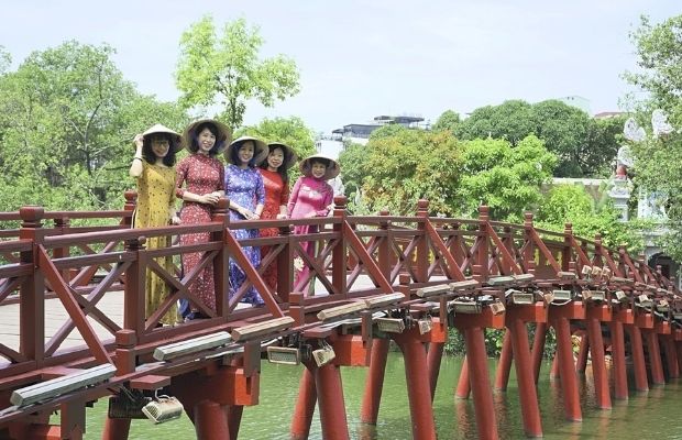 Handspan Team in Ao Dai